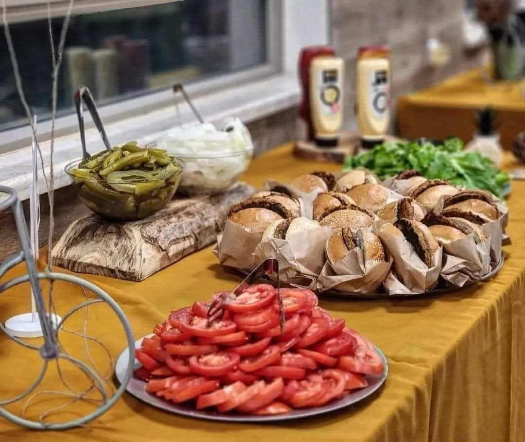 מגש מעורב ירושלמי בלחמניות שומשום