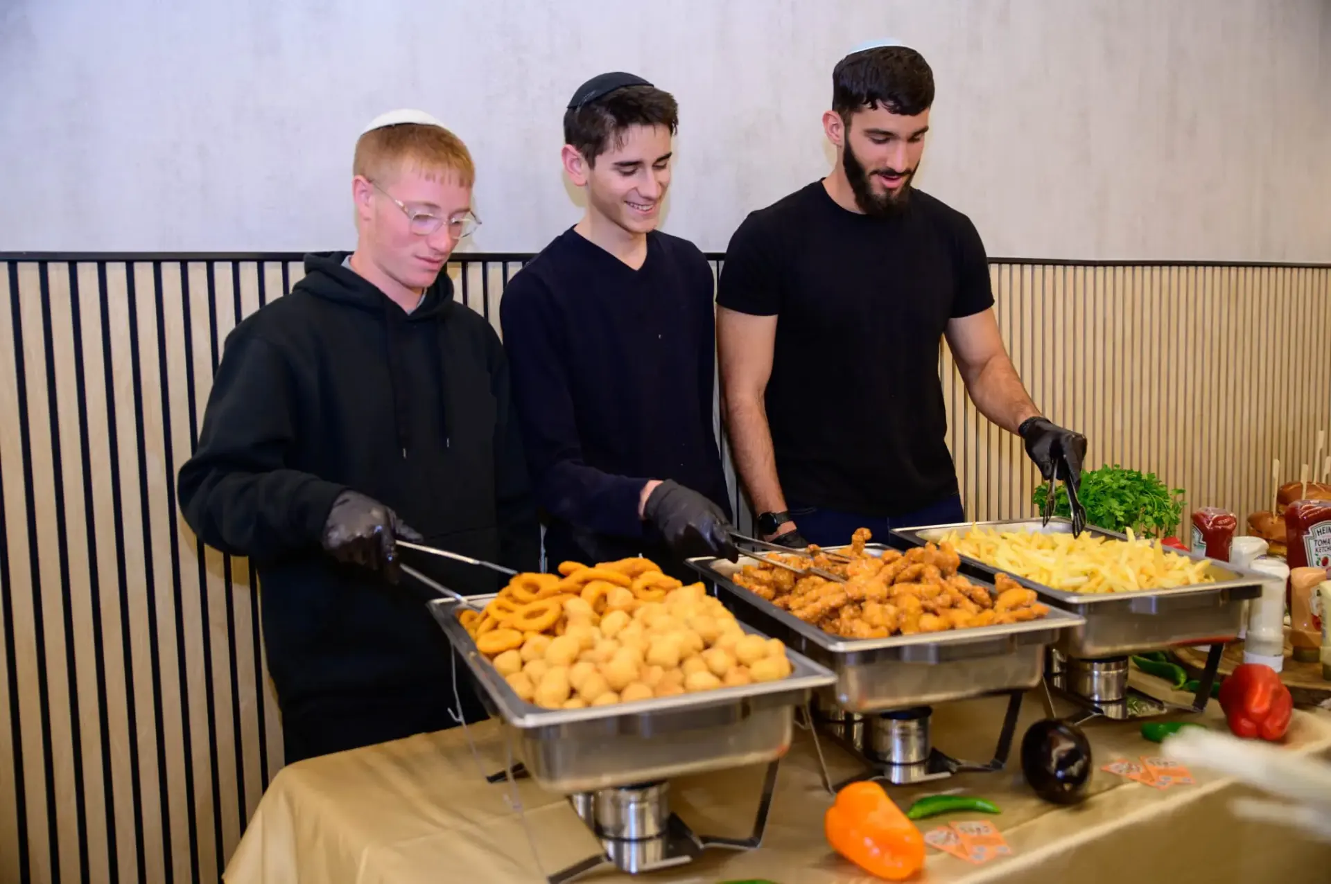 הצוות מגיש דוכן אוכל באירוע