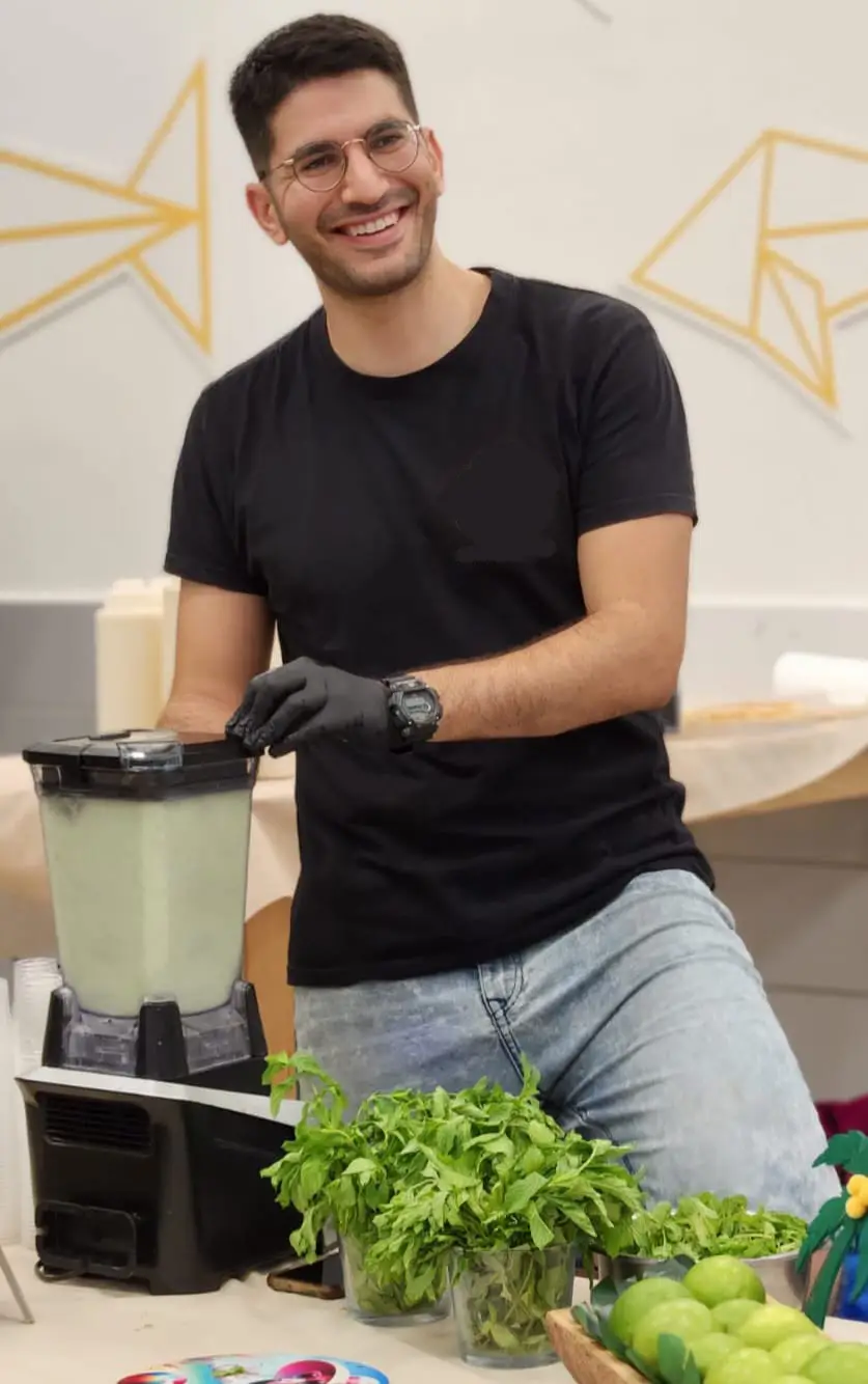 יוסי מכין מיץ טרי לאורחים